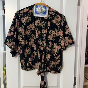 Like new, loose fitting front tie shirt